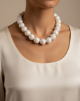Collana perle bianche con modella