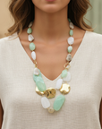 Collana pietre verdi con modella smart