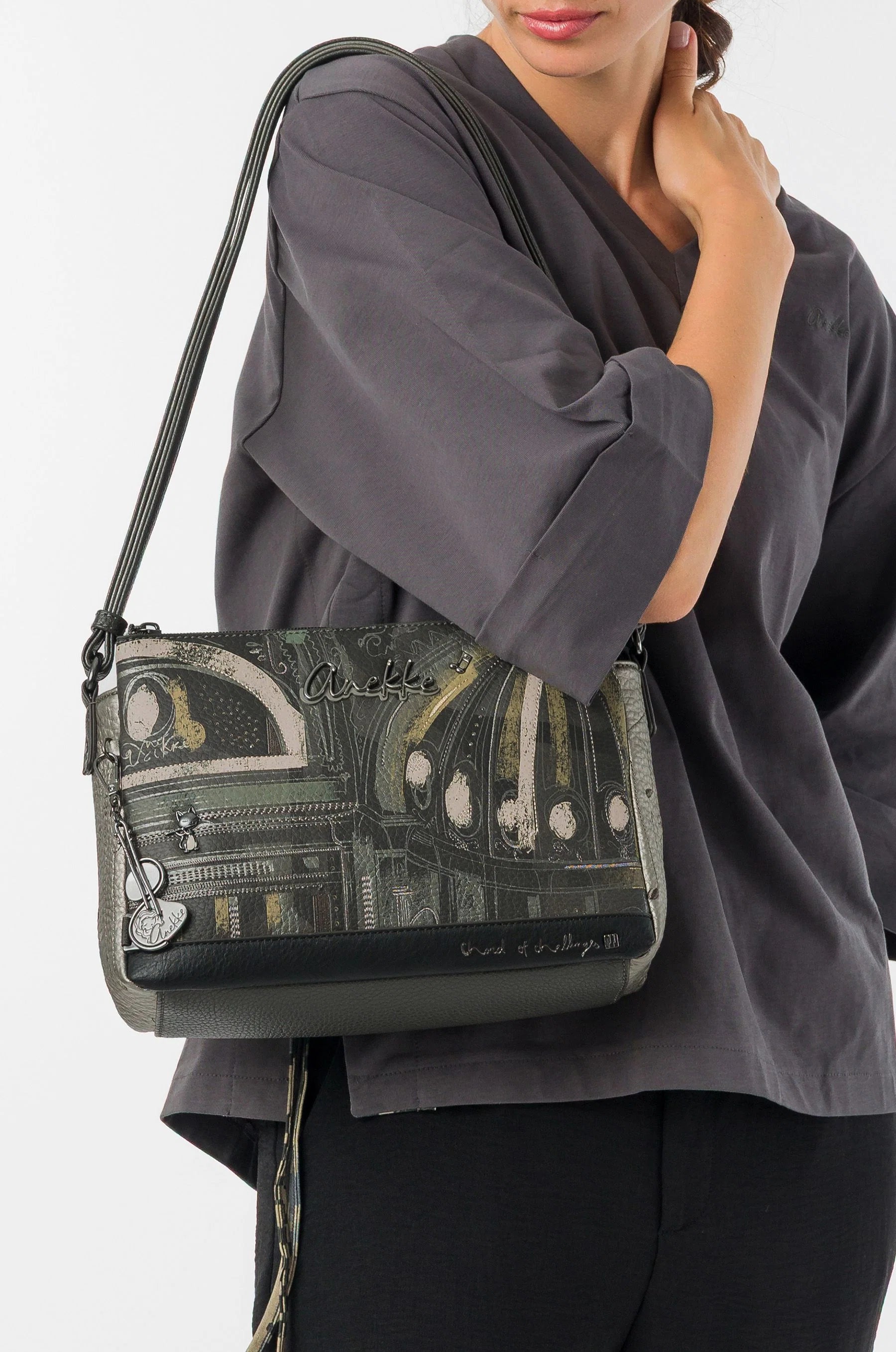 Anekke Borsa Iron
