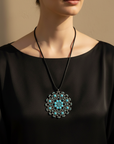 La Griffe Collana Mandala Turchese Cordino con modella