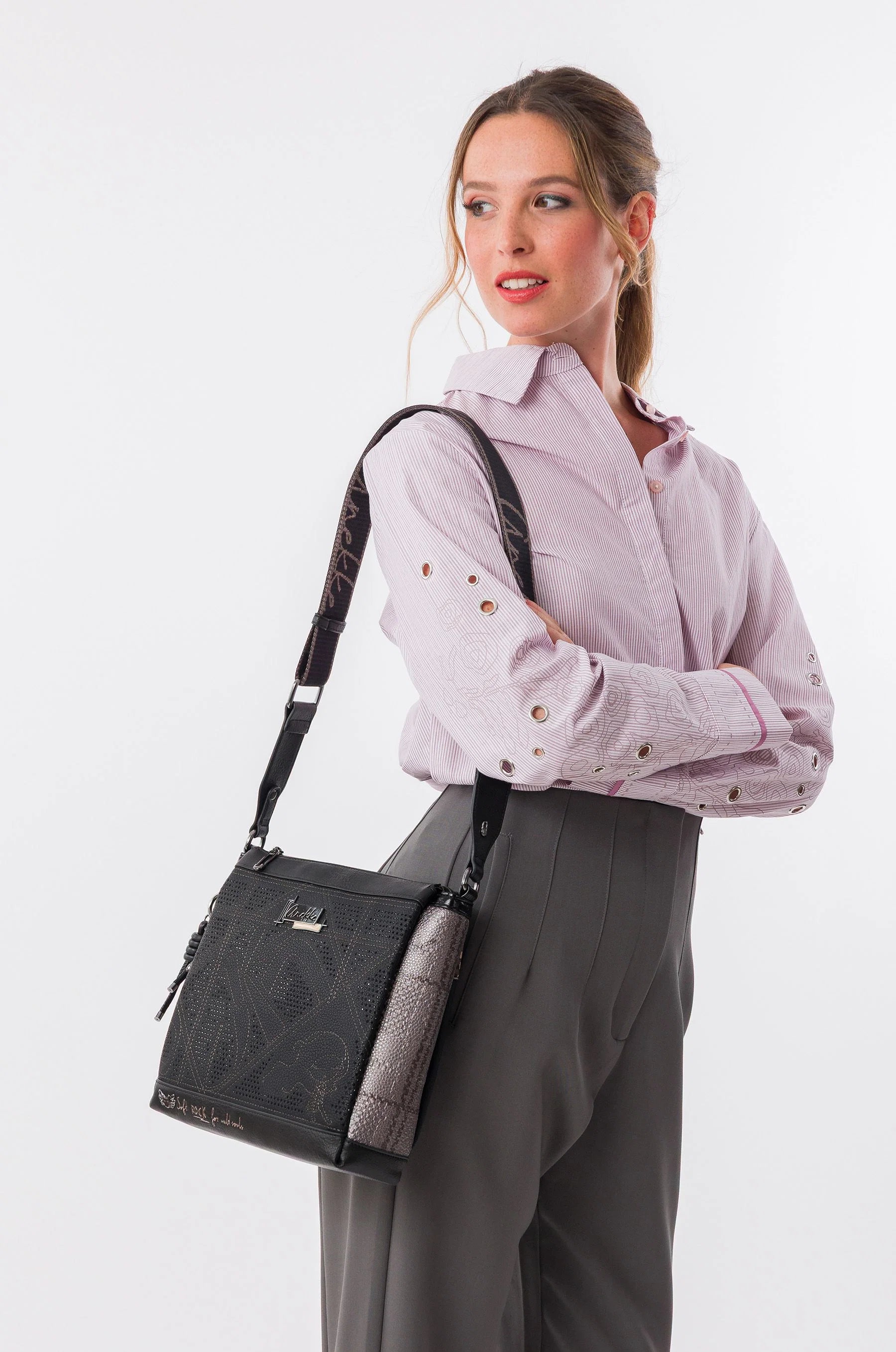 Anekke Borsa Iron